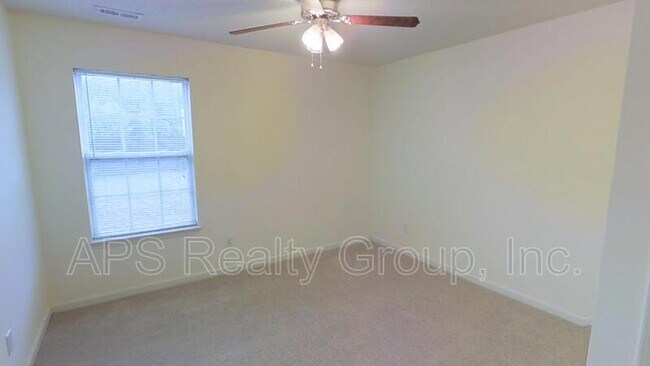 Foto del edificio - 250 Julian Pond Ln