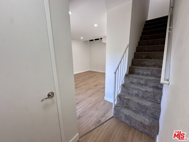 Foto del edificio - 9939 Topanga Canyon Blvd