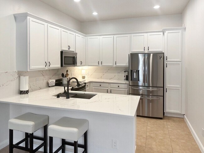 Building Photo - 3 Bed 2 Bath Fully Furnished Home In The H...