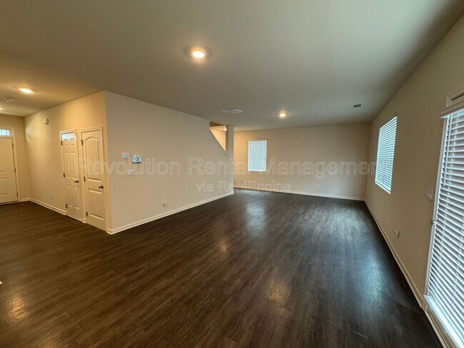 Foto del edificio - 487 Walnut Grv Wy