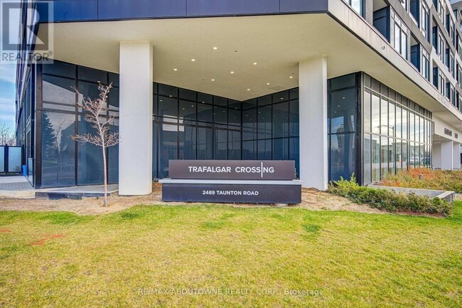 Photo du bâtiment - 2489 Taunton Rd