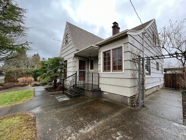 Building Photo - Charming 3 Bed + 1.5 Bath Home in NE Portl...