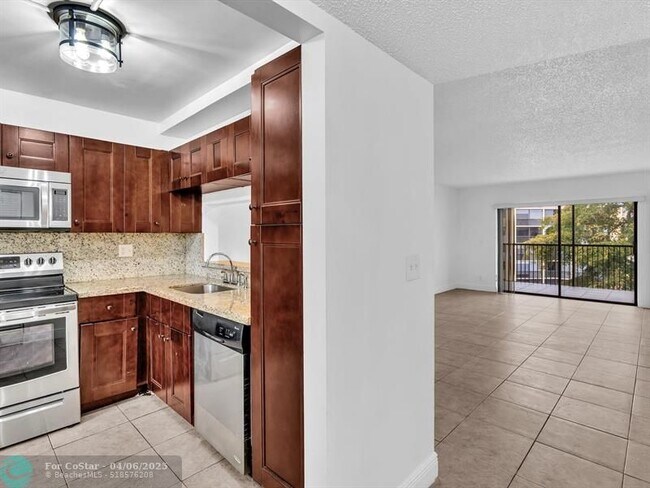 Building Photo - 6475 W Oakland Park Blvd