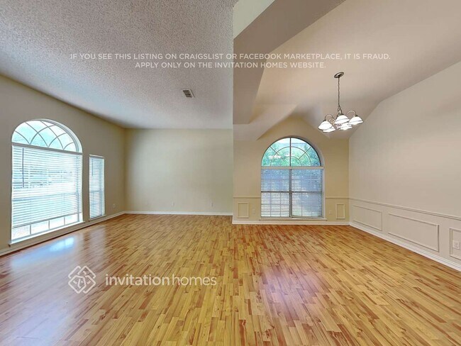 Building Photo - 8280 Edgewater Dr
