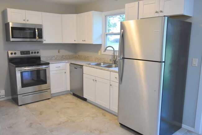 Kitchen - 443 Bonnie Rd