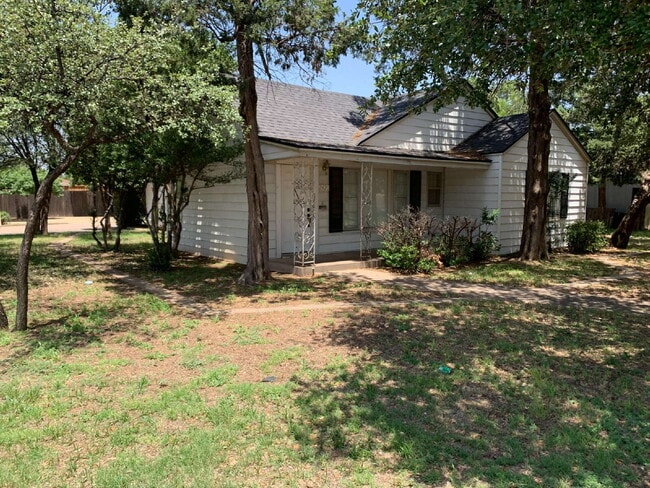 Building Photo - Large Contemporary Two Bedroom House Near TTU