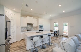 Building Photo - 2816 Oakheath Crst Ct