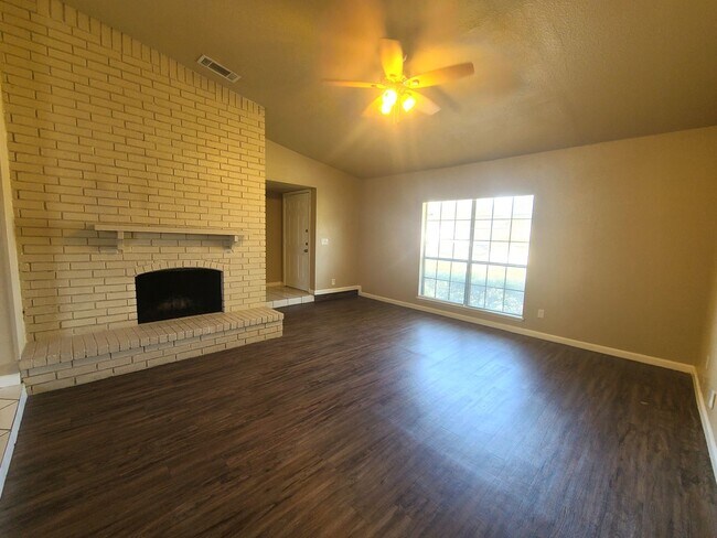 Foto del edificio - MOVE IN READY- Desoto-Single story three b...