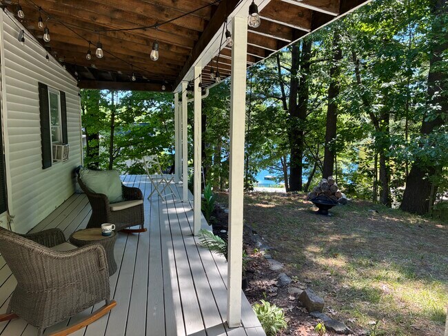 Porche que rodea la casa - 46 Seneca Rd