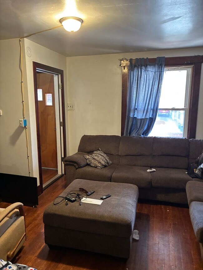 Foto del edificio - 5 Potential Bedroom, 2 Kitchens, 2 Bath Available 7/1 NEAR CAMPUS!!!!