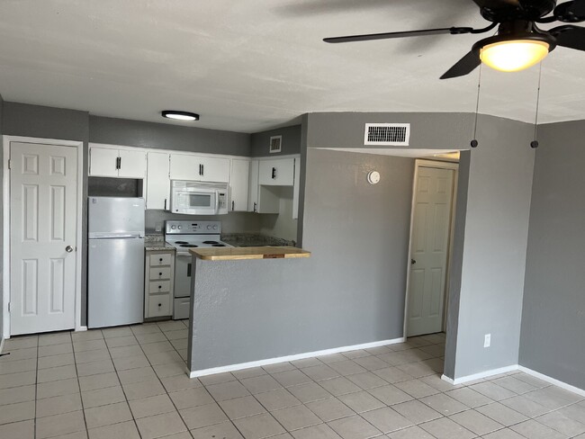 Building Photo - FABULOUS 2 BEDROOMS AND 1 BEDROOM SINGLE L...