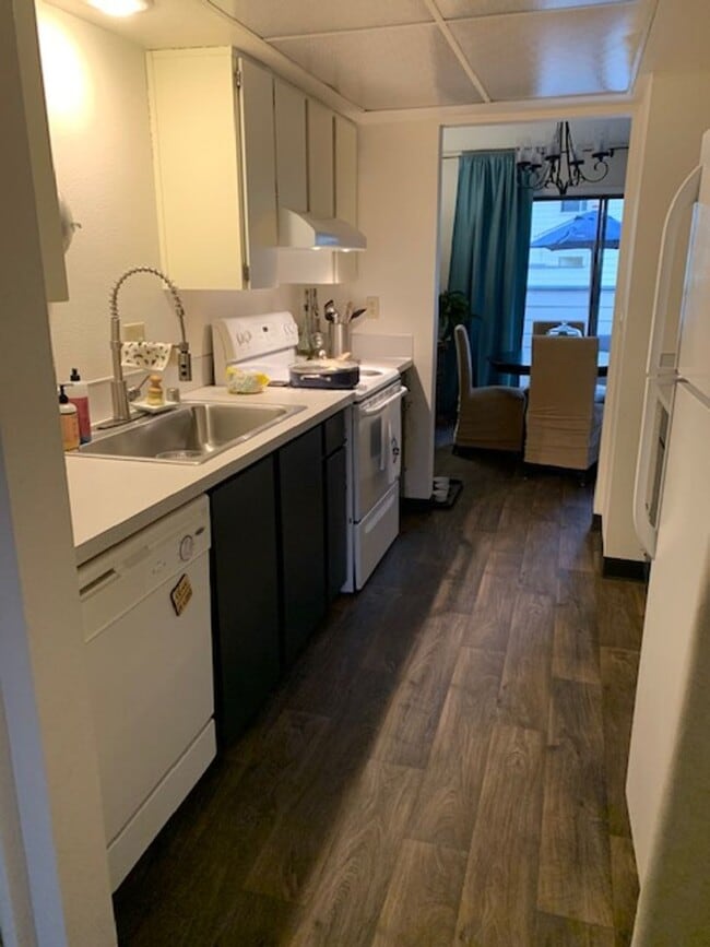 Foto del edificio - WELL MAINTAINED 2 BR, 2 BA TOWNHOME BY VAN MALL AREA!