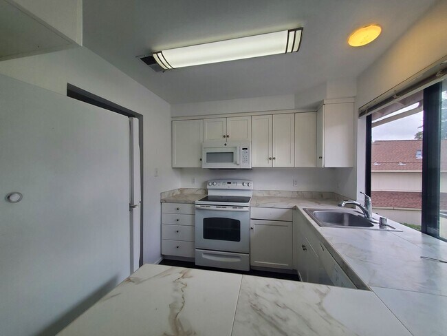 Building Photo - Update 2x2 Condo in Ideal Novato Location