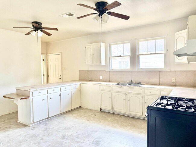 Foto del edificio - 452 Bernardo St