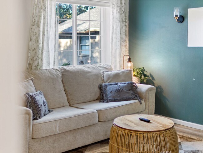 Foto del edificio - Cozy 2-Bed/1-Bath in Historic Browne’s Addition (Furnished)