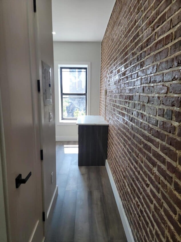 Primary Photo - 239 Lenox Ave