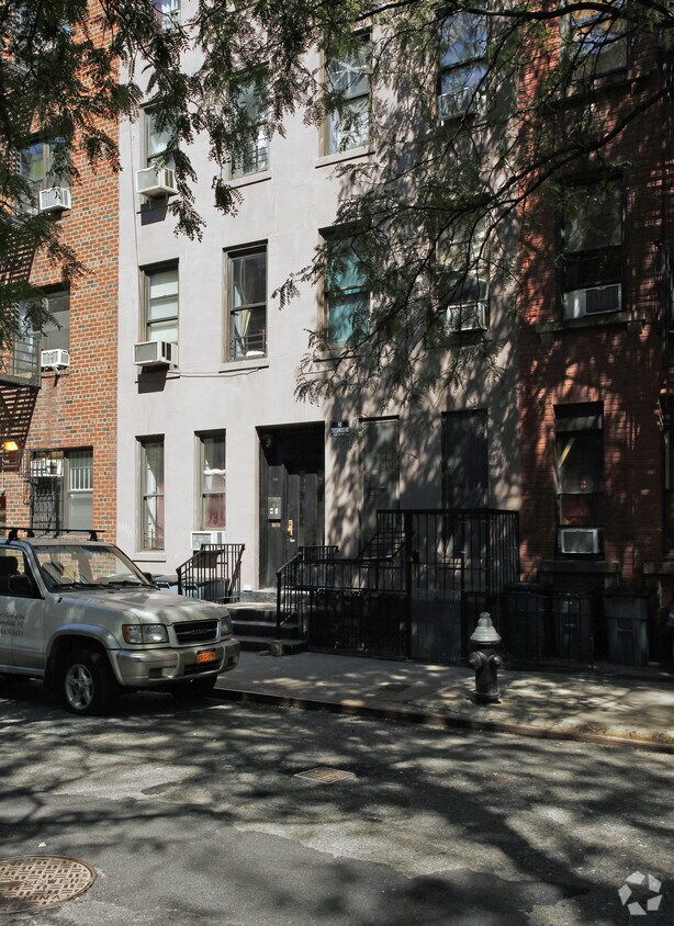 Foto del edificio - 443 W 48th St