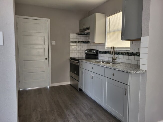 Building Photo - 1/1 rear apartment ready for move-in WITH ...