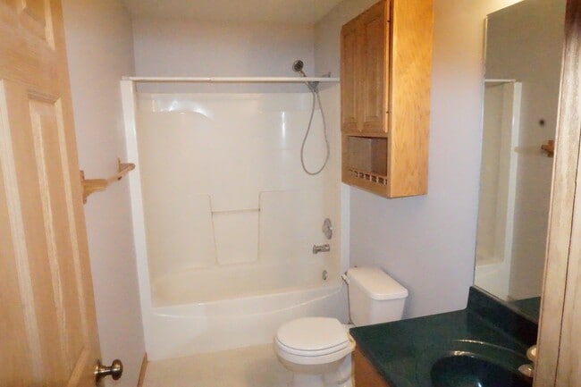 Foto del edificio - Rare find-3 Bedroom spacious corner unit with Den, 2.5 baths and 2 car garage