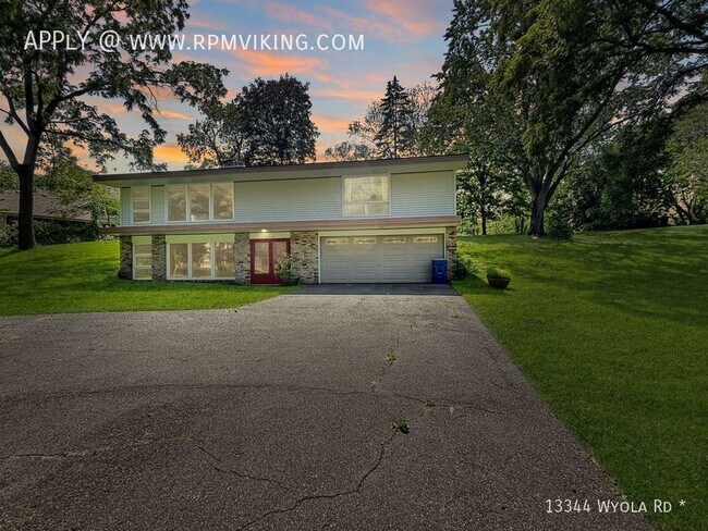 Building Photo - 3br 2ba 2cg ~ Security Deposit Free Altern...