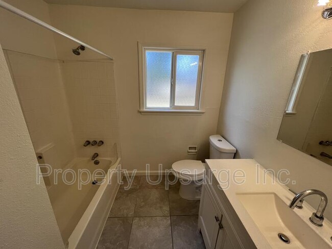 Building Photo - 945 De Moll Dr