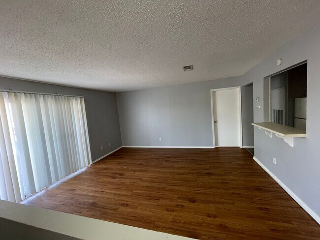 Foto del edificio - SUBLEASE AVAILABLE FOR IMMEDIATE MOVE IN - 2 Bedroom 2 Bathroom Condo