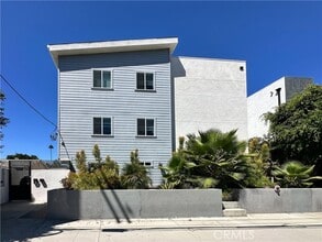 Building Photo - 14019 Vanowen St