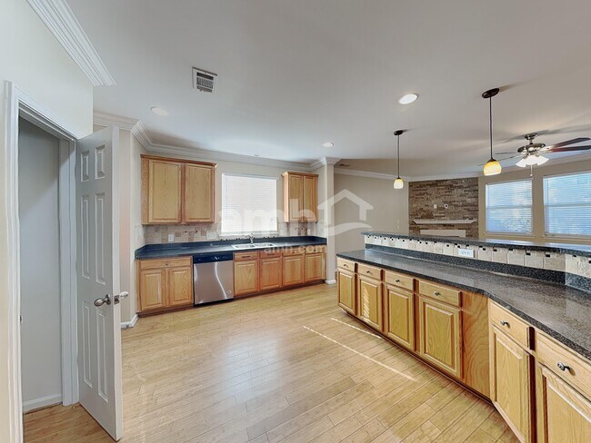 Foto del edificio - 348 Yellow Iris Rd