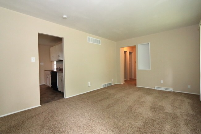 Building Photo - 623 Holiday Ave