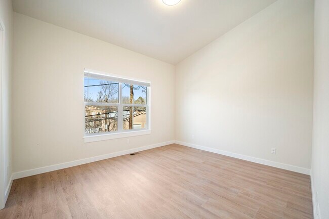 Foto del edificio - 824 E Moreno Ave