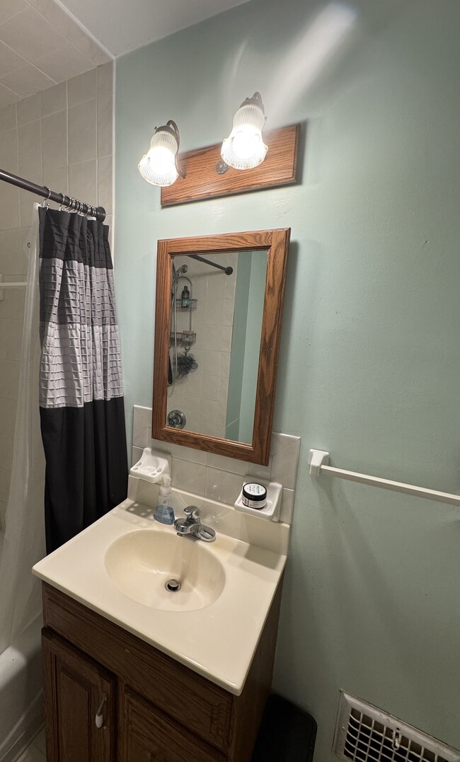 Bathroom - 263 Victoria Blvd