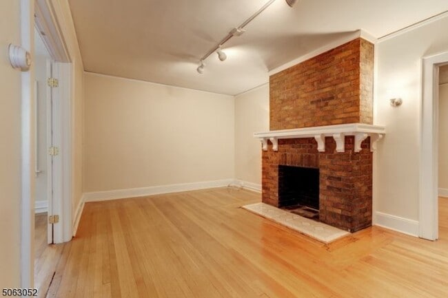 Building Photo - 51 Chestnut St