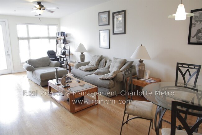 Building Photo - Wonderful 2bd/2bth uptown condo! lots of space in a beautiful building