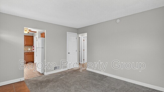 Foto del edificio - 648 Mayflower Ave