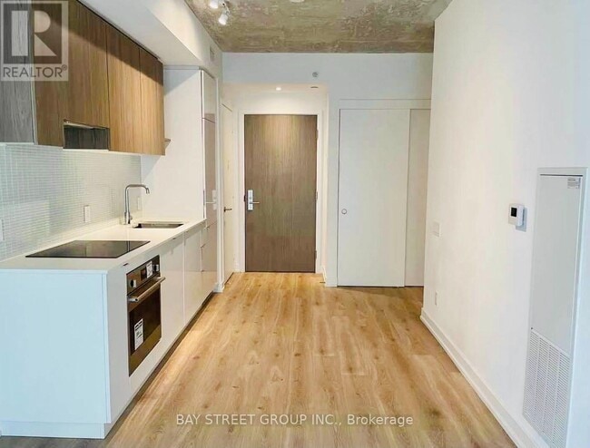 Building Photo - 161 Roehampton Ave