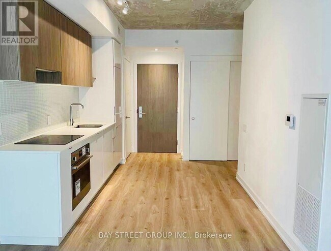 Photo du bâtiment - 161 Roehampton Ave