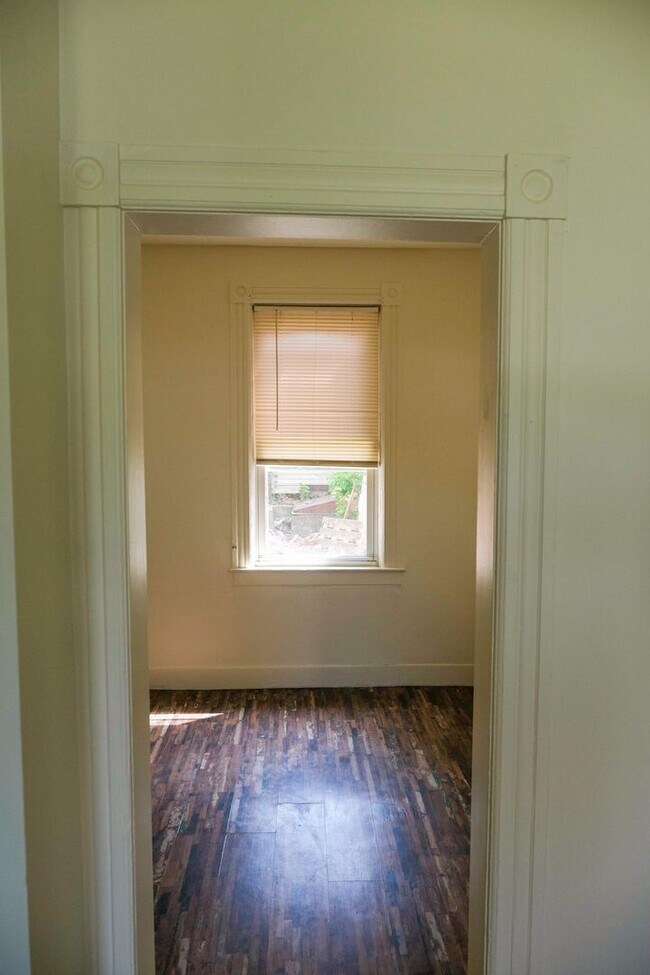 Building Photo - 815 Davis Terrace