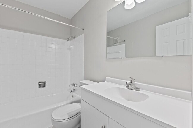 Building Photo - "Charming 2-Bedroom Retreat with Spacious Design in Indianapolis – Ideal Comfort Awaits!"