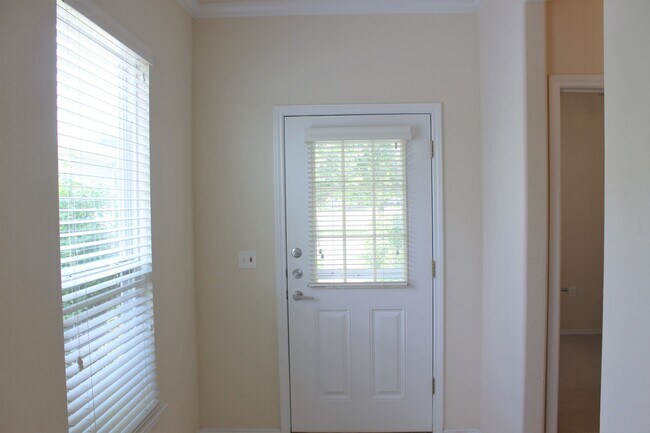 Building Photo - 123 Dickens Cir