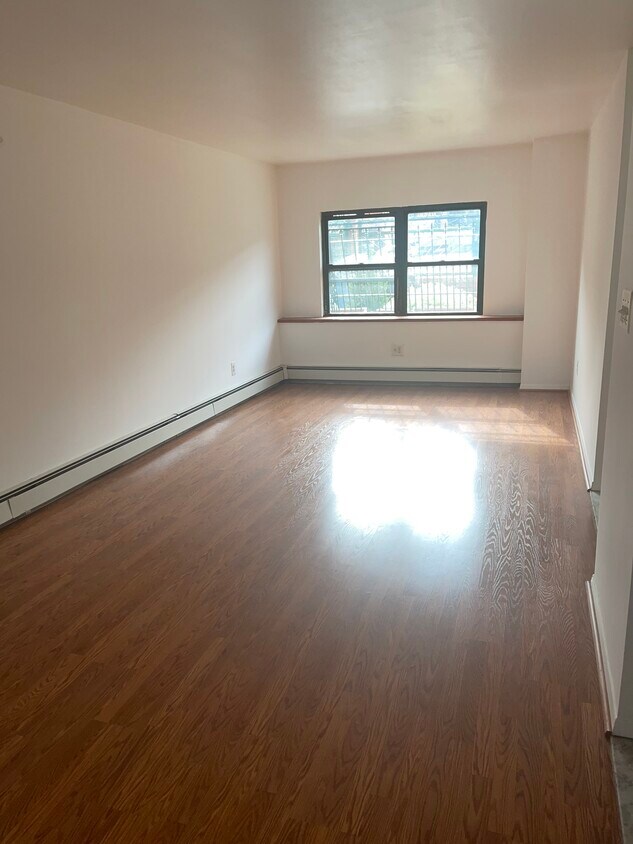 Living/Dining Room - 251 Sumpter St