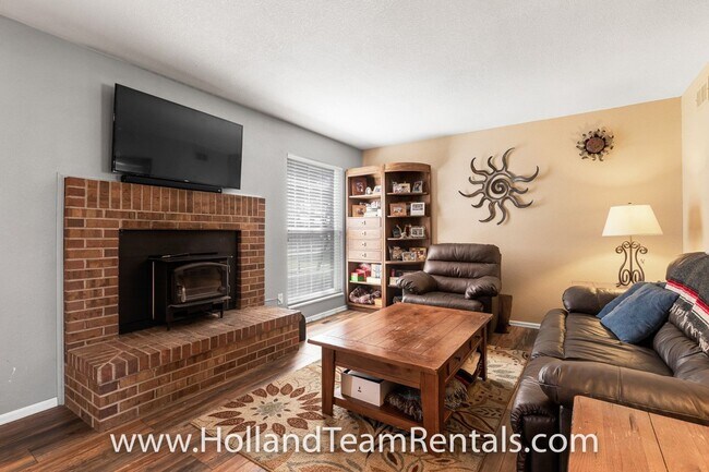 Foto del edificio - Quiet Townhome with Two Master Suites