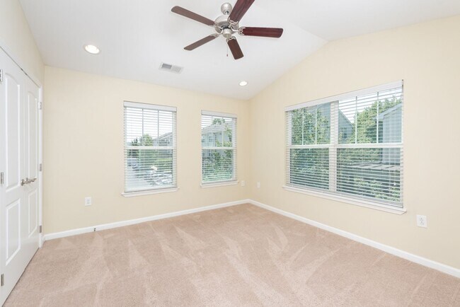 Foto del edificio - 2 Bedroom Townhouse- END UNIT - Everything You Need! Woodlands of Charlottesville *Only a $500 de...