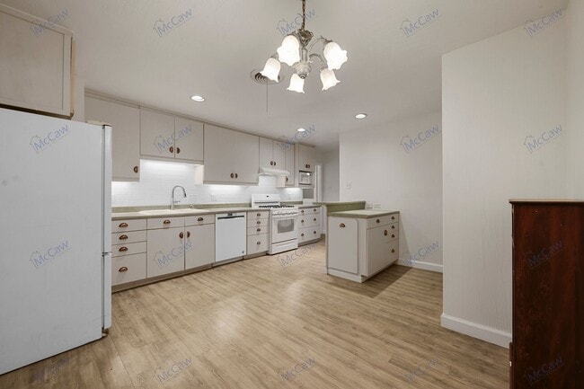 Building Photo - Adorable 3/2 in the Heart of Denton!