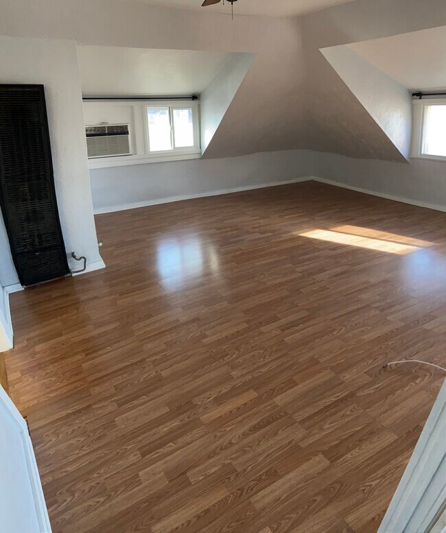 upstairs family room - 743 E Jefferson Blvd