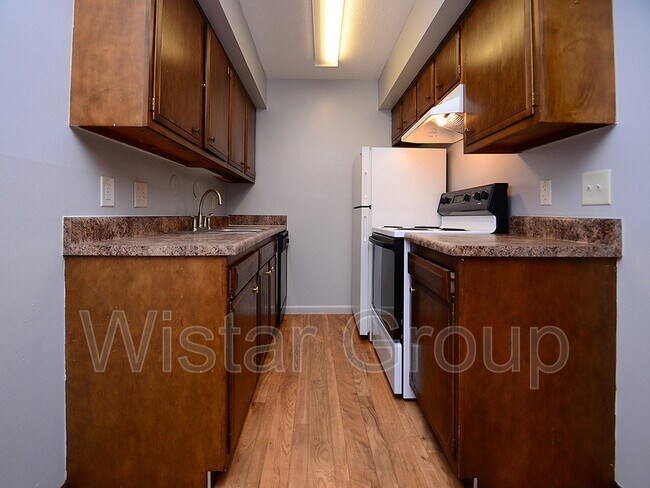 Foto del edificio - 2339 Benson Gardens Blvd