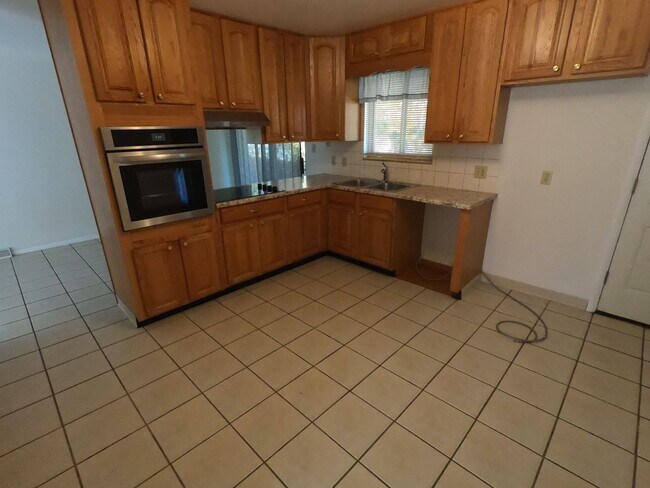 Building Photo - Available Now! Charming 3-bedroom, 1.5-bat...