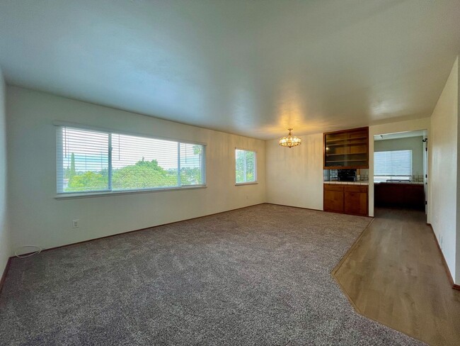 Building Photo - 4br - 3ba Two Story Home near Helix High i...