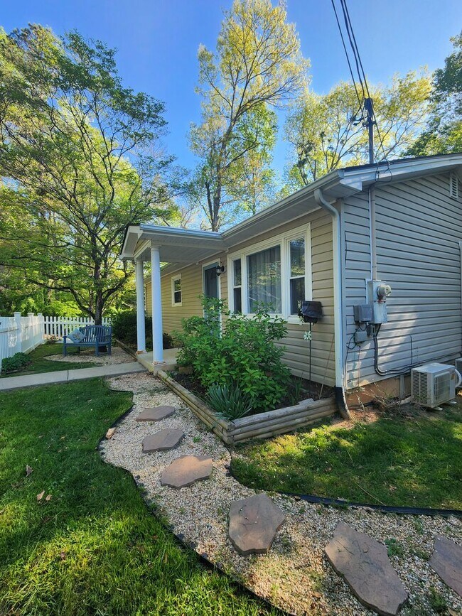 Building Photo - Black Mountain Rental