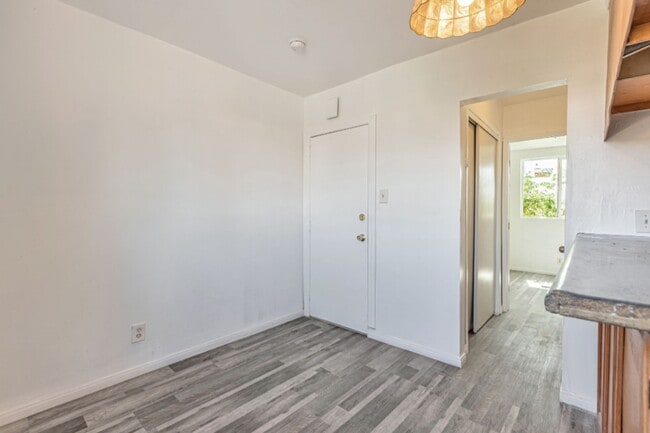 Building Photo - 847 W 43rd St