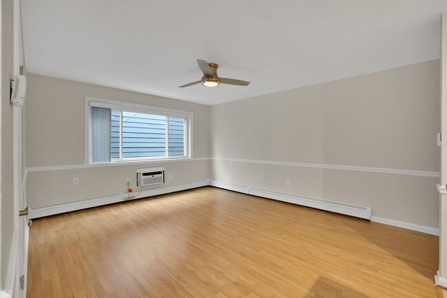 Building Photo - Charming 2-Bedroom Condo in Prime Capitol ...